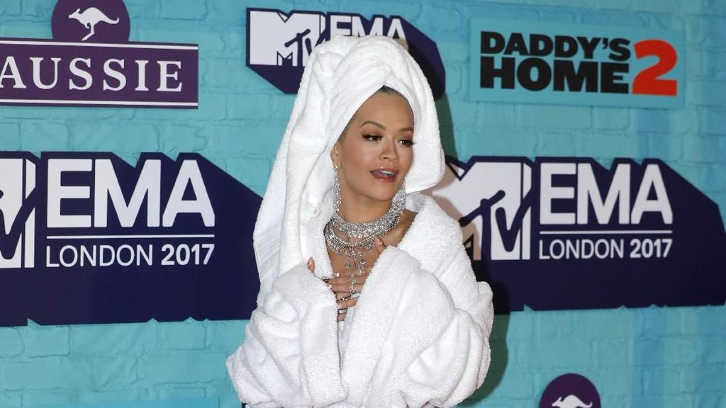 Foto: Gaya Nyeleneh Rita Ora yang Hanya Pakai Handuk di MTV EMA 2017