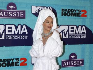 Foto: Gaya Nyeleneh Rita Ora yang Hanya Pakai Handuk di MTV EMA 2017