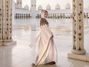 Biasa Tampil Seksi, Sosialita Cantik Jamie Chua Berhijab Saat ke Abu Dhabi Biasa Tampil Seksi, Sosialita Cantik Jamie Chua Berhijab Saat ke Abu Dhabi