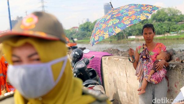 Foto: Ekspresi Pasrah Pemilik Gubuk Liar yang Dihancurkan
