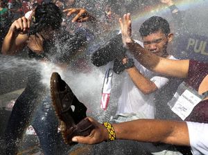 Usir Pendemo Trump, Polisi Tembakan Air