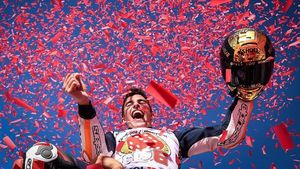 Helm Emas Big 6 Marc Marquez