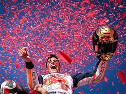 Aksi Cekatan Marquez Berselancar di Aspal Valencia