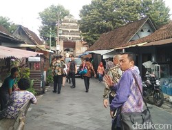 Pakai Busana Pranakan Mataraman, Prabowo Tiba di Masjid Kotagede