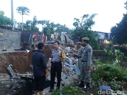 Turap Kali di Bintaro Longsor, 4 Bangunan Rusak