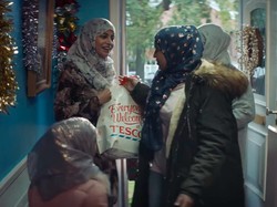 Iklan Natal Ini Jadi Kontroversi karena Tampilkan Wanita Berhijab