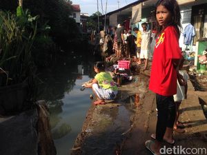 Banjir di Jatipadang Surut, Warga Kembali Beraktivitas