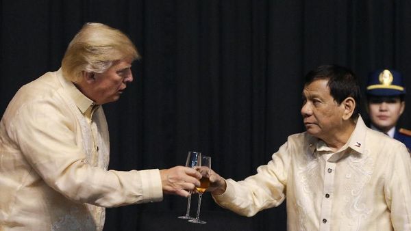 Begini Keakraban Trump dengan Duterte Saat Bertemu di Manila