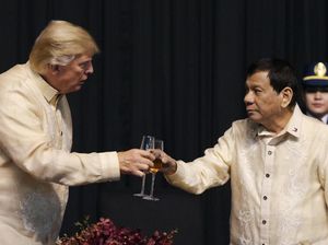 Begini Keakraban Trump dengan Duterte Saat Bertemu di Manila
