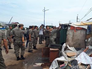 Satpol PP Tertibkan Bangunan Liar di Kanal Banjir Barat