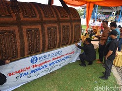 Tas Raksasa Motif Khas Aceh Pecahkan Rekor MURI