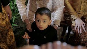 Berbeskap, Jan Ethes Cucu Jokowi Tampil Menggemaskan di Vlog Kaesang