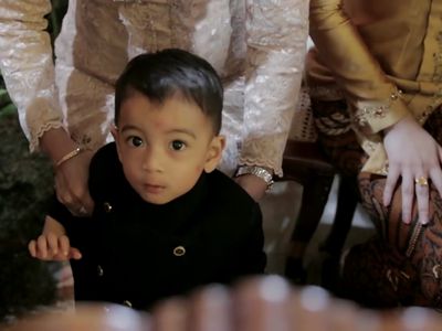 Berbeskap, Jan Ethes Cucu Jokowi Tampil Menggemaskan di Vlog Kaesang