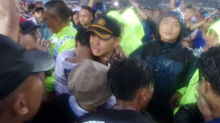 Di Bawah Hujan, Polisi Rangkul Bobotoh yang Berduka Usai Kekalahan Persib