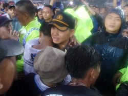 Di Bawah Hujan, Polisi Rangkul Bobotoh yang Berduka Usai Kekalahan Persib