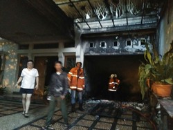 Korsleting Panel Listrik, Sebuah Garasi Terbakar