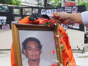 Peringati 19 Tahun Tragedi Semanggi dengan Tabur Bunga