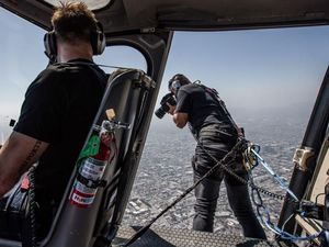 Kisah Pria Ekstrem: Badan Keluar Helikopter Demi Foto Keren