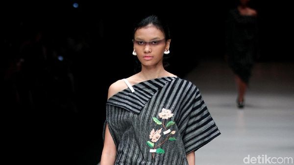 Foto: 25 Koleksi Lulu Lutfi Labibi Mengangkat Kain Lurik Yogyakarta