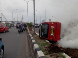 Angkot Hilang Kendali Terbalik di Flyover Depan Mapolda Sumsel