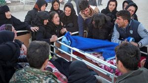 Foto: Isak Tangis Keluarga Korban Gempa Irak-Iran