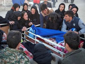 Foto: Isak Tangis Keluarga Korban Gempa Irak-Iran