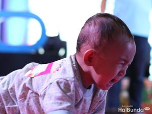 Tak Saling Kenal, Ibu-ibu Ini Bantu Tenangkan Anak yang Meltdown