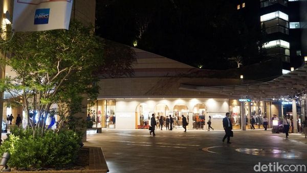 Foto: Belanja di Osaka Serasa di Dalam Hutan