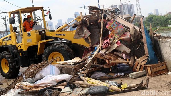 Foto: Begini Aksi Petugas Tertibkan Bangunan Liar di KBB