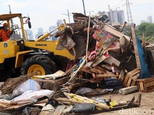 Foto: Begini Aksi Petugas Tertibkan Bangunan Liar di KBB