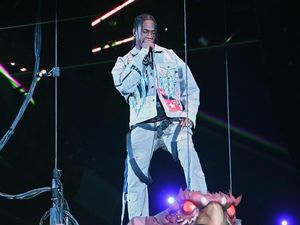 Travis Scott Sempat Pesta Bareng Drake Usai Konser Maut Travis Scott Sempat Pesta Bareng Drake Usai Konser Maut