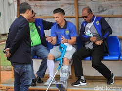 Cedera itu didapatkan Kim Kurniawan usai dilanggar striker Persija, Rudi Widodo, pada menit kesepuluh. (Wisma Putra/detikSport)