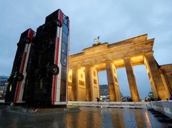 Dua Bus Terbalik di Depan Gerbang Brandenburg Jadi Karya Seni Instalasi