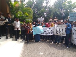 Mahasiswa UNISKA Demo Transparansi Anggaran, Blokade Pintu Masuk