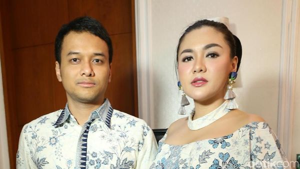 Gaya Kompak Vicky Shu dan Suami
