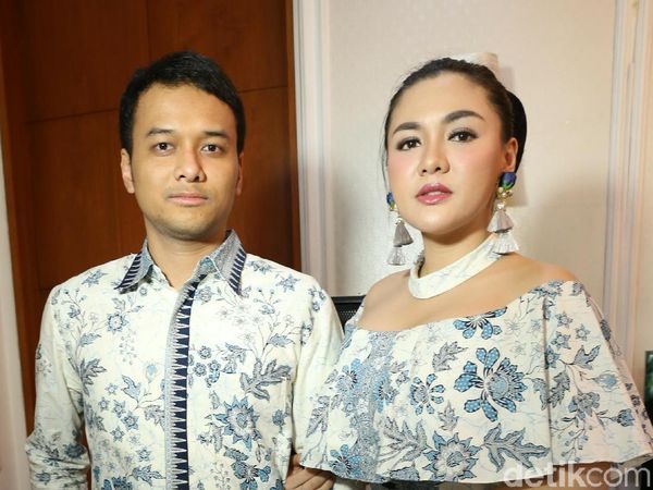 Gaya Kompak Vicky Shu dan Suami