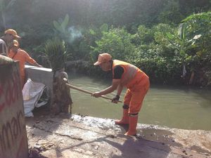 Pasukan Oranye Bangun Tanggul Sementara di Jatipadang