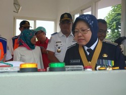 Risma Targetkan 2 Hari Bongkar Pos Perlintasan KA Lama Ahmad Yani