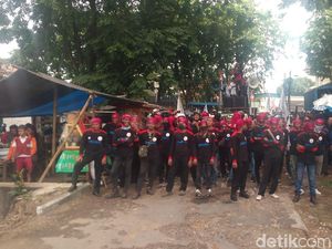 Buruh di Cirebon Demo Tolak Kenaikan UMK
