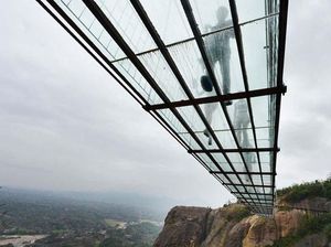 Berani Lewati Jembatan Kaca Terpanjang di Dunia Ini?