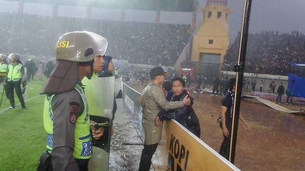 Polres Bandung memilih untuk melakukan pendekatan ramah kepada bobotoh. 