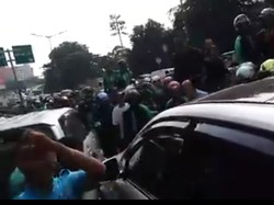 Mobil WNA di Dekat Kokas Dikerumuni Ojol karena Serempetan