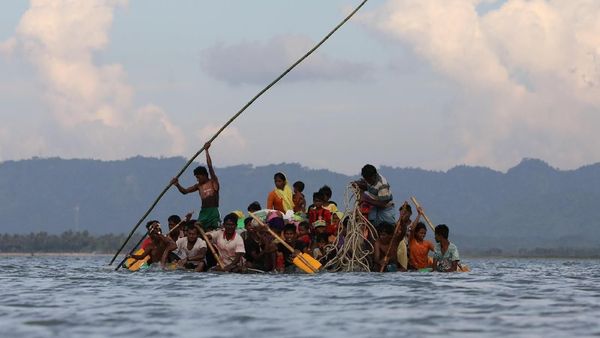 Dramatisnya Perjuangan Pengungsi Rohingya Seberangi Sungai