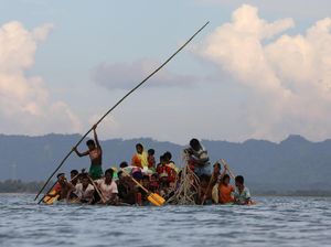 Dramatisnya Perjuangan Pengungsi Rohingya Seberangi Sungai