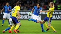 Karena wajib menang dengan selisih minimal dua gol, Italia pun menyerang total sejak awal.  Foto: Alessandro Garofalo/Reuters