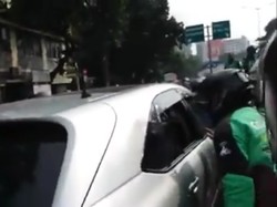 Mobil WNA yang Dikerumuni Ojol Sempat Kabur Usai Serempetan