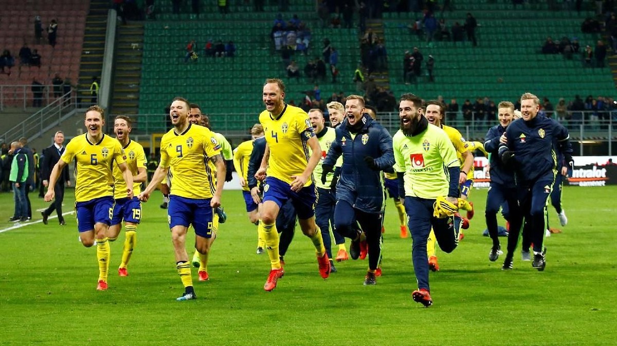 Pemain Swedia merayakan keberhasilan lolos ke putaran final Piala Dunia 2018. (Foto: Alessandro Garofalo/Reuters)