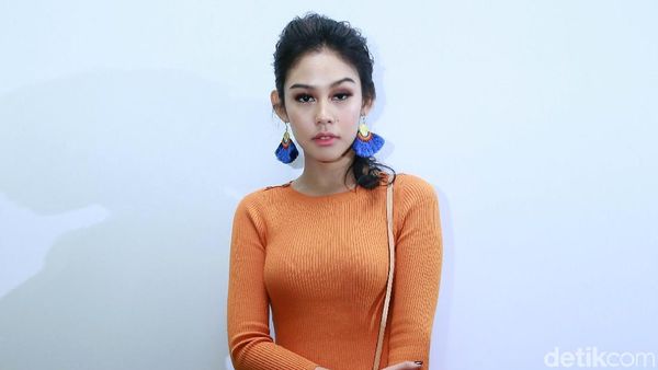Sexy in Orange! Penampilan Vanesha Prescilla dengan Dress Ketat