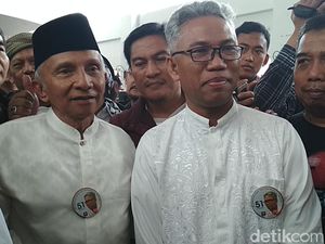 Sidang Buni Yani Diskors, Massa Pendukung Salat Berjemaah Sidang Buni Yani Diskors, Massa Pendukung Salat Berjemaah