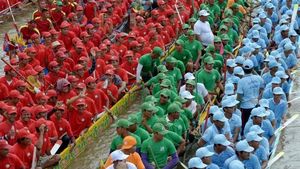 Foto: Sengitnya Balap Perahu di Festival Air Kamboja